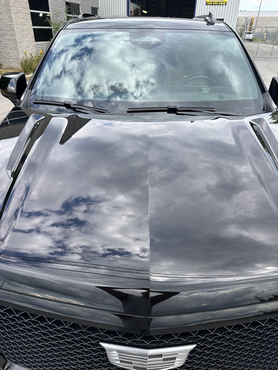 Capot de Cadillac avec reflet miroir