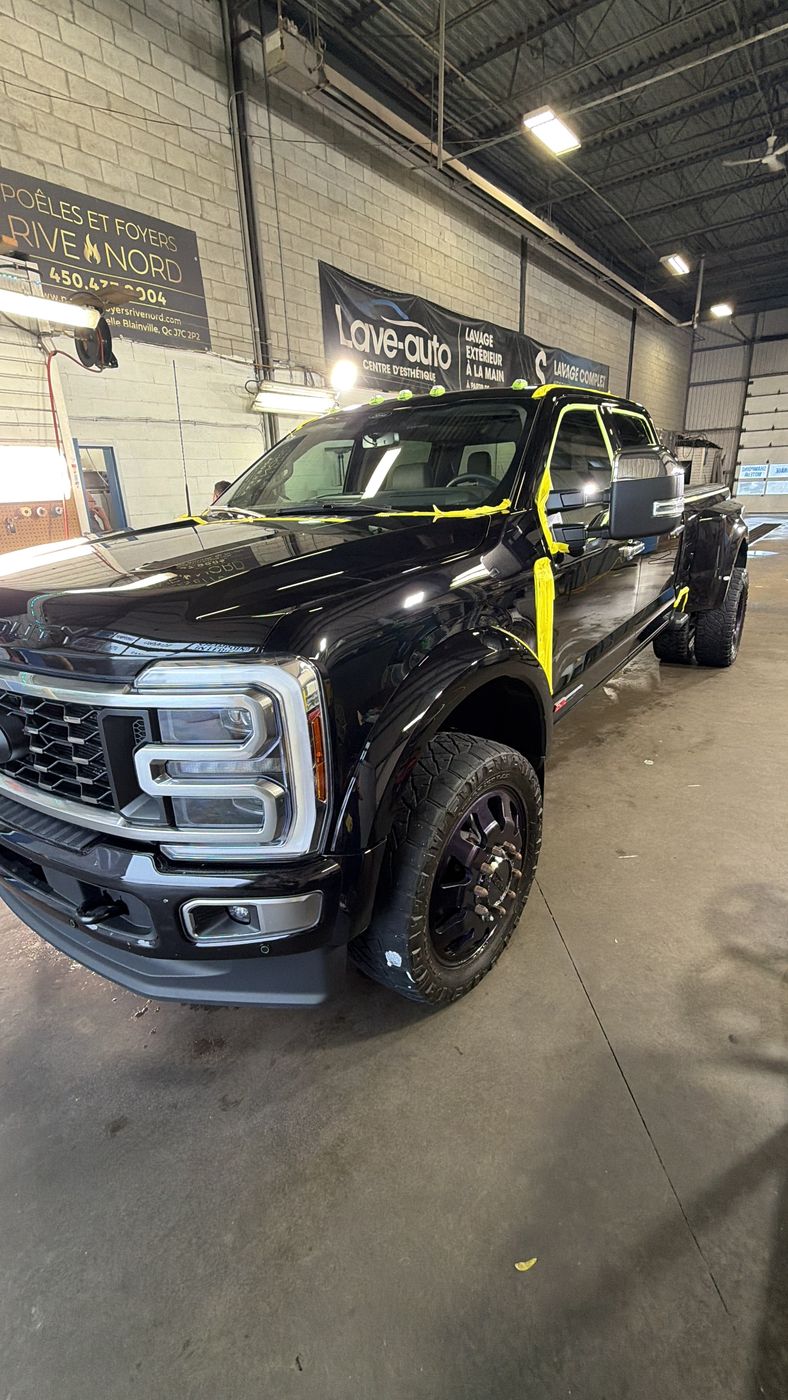 Ford Super Duty noir après polissage